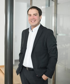 Tobias Otten als Geschäftsführer der Schneider Immobilien GmbH in Ratingen im Foyer des Büros auf der Bahnstrasse 1 in Ratingen