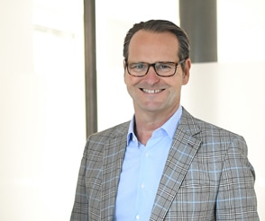 Stefan Schneider im Buero der Schneider Immobilien GmbH in rRtingen