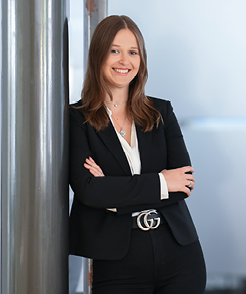 Charlotte Feller ist Immobilienmaklerin bei Schneider Immobilien