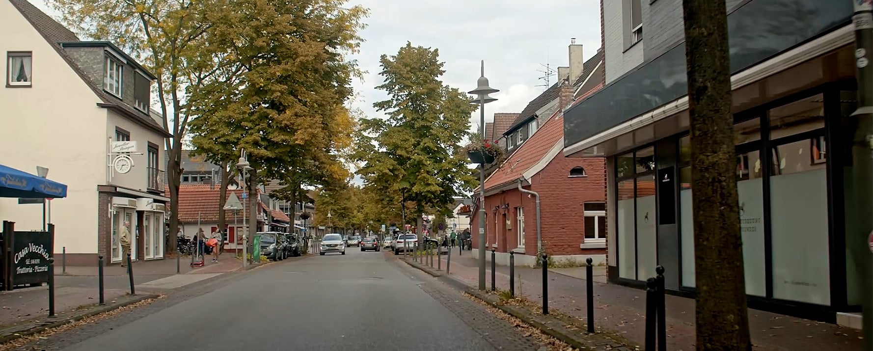 Das Bild zeigt die belebte Speestraße im Ratinger Ortsteil Lintorf, eine beliebte Wohnlage für Immobilieninteressenten.