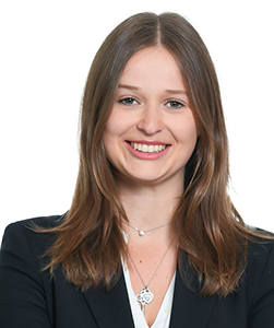 Charlotte Feller ist Immobilienmaklerin bei Schneider Immobilien