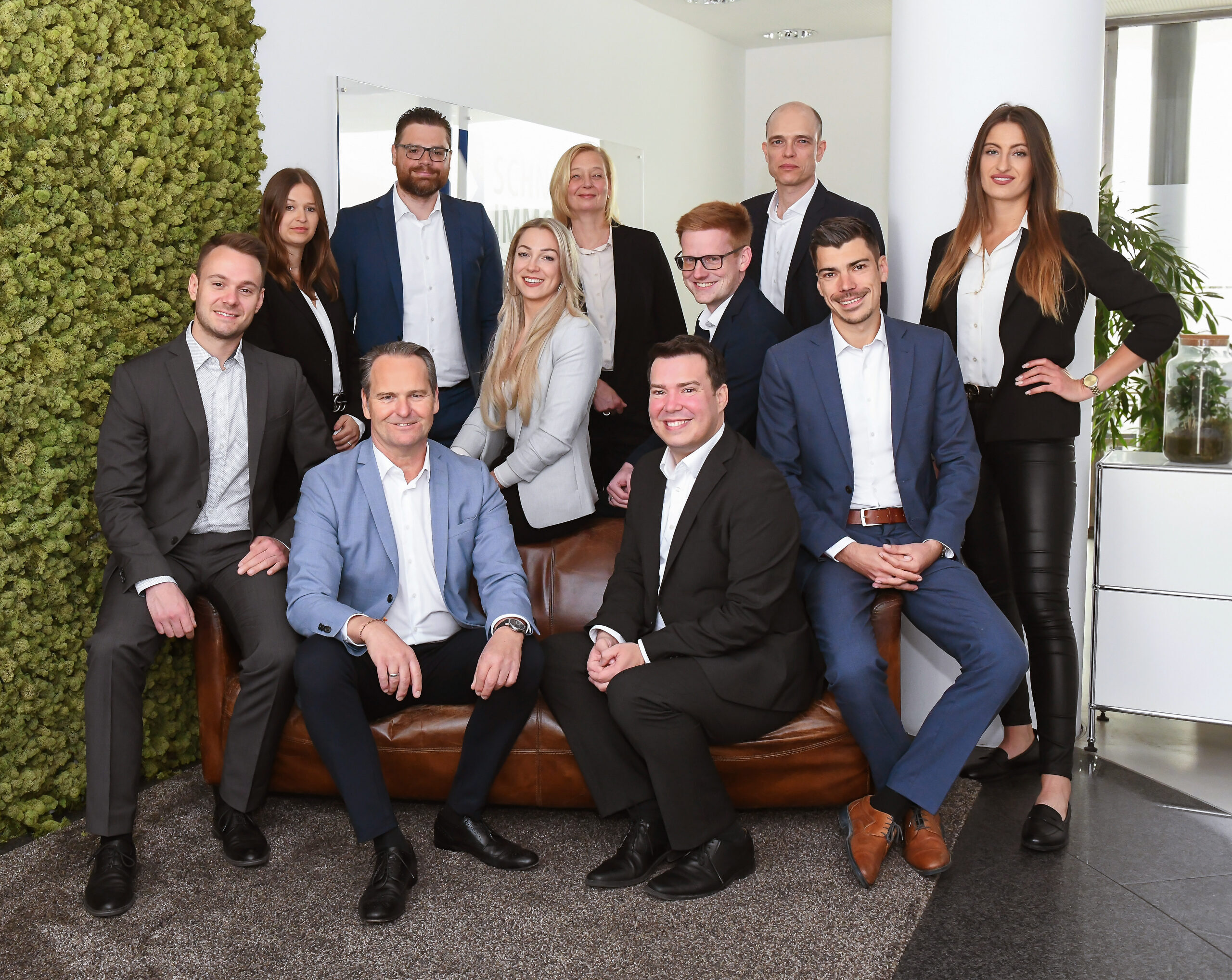 Elf Experten von Schneider Immobilien und Schneider Finanzierungen auf einem Bild