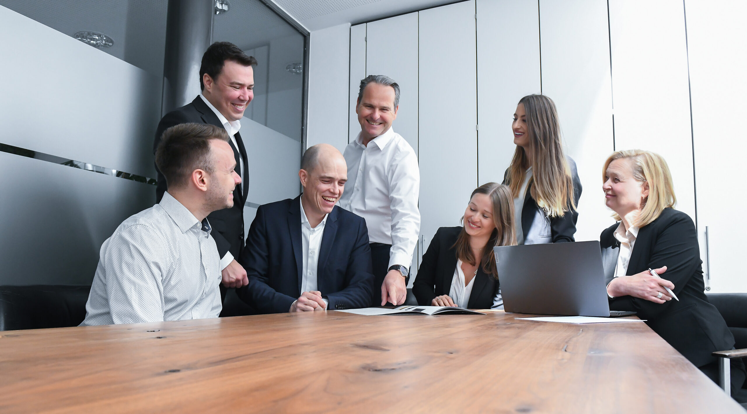 Team Schneider Immobilien am Besprechungstisch