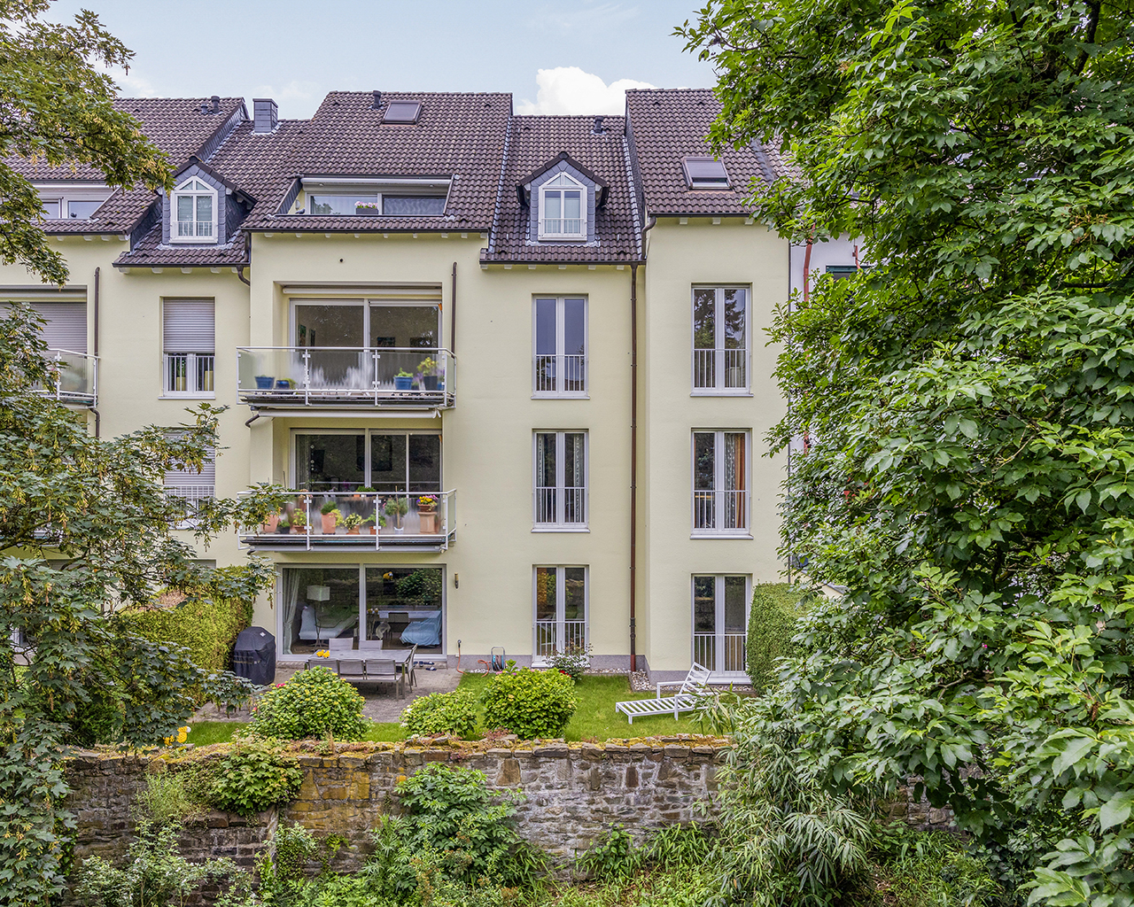 Rückansicht eines Mehrfamilienhauses in Ratingen-Mitte