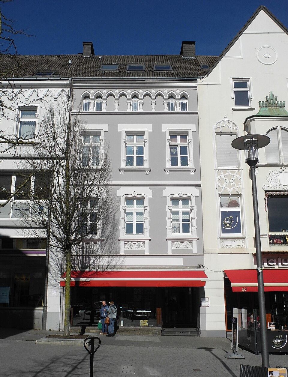 Einkaufsstrasse mit historischem Haus in Velbert