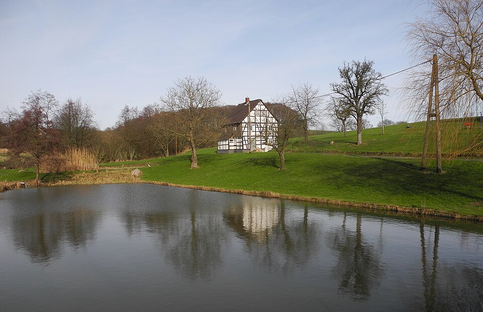 Gewässer und Bauernhaus im Hintergrund in Velbert